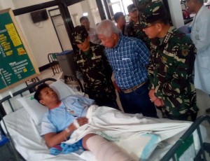 Philippines Defense Secretary Voltaire Gazmin (2nd R) and military chief General Hernando Iriberri (R) visit one of the 53 wounded soldiers at a military hospital in Zamboanga on the southern Philippine island of Mindanao on April 10, 2016, a day after soldiers clashed with the extremist Abu Sayyaf group. The Philippine offensive against the extremist Abu Sayyaf group after a spate of kidnappings left 18 soldiers and five fighters dead in the worst violence in the troubled south this year, authorities said on April 10.  / AFP PHOTO / STR