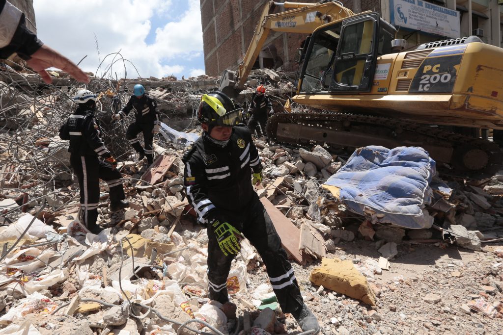 Rescuers search for survivors amid the rubble of collapsed buildings in Portoviejo, Ecuador, on April 19, 2016. Three days after the powerful 7.8-magnitude quake struck Ecuador's Pacific coast in a zone popular with tourists, 480 people are known to have died, the government said. / AFP PHOTO / Juan Cevallos