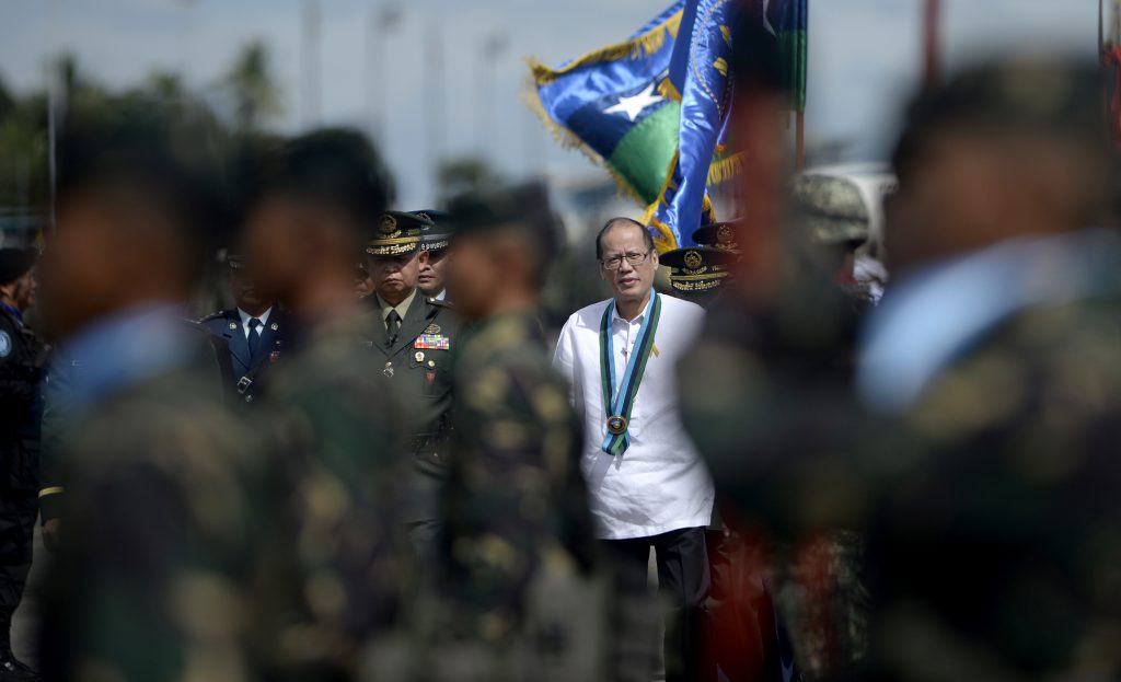 Philippine President Benigno Aquino (C) inspects troops during the Armed Forces of the Philippines (AFP) 80th anniversary celebration at Haribon Hangar, Air Force City, Clark Air Base, Pampanga, south of Manila on December 21, 2015. Philippine President Benigno Aquino promised on December 21 that 1.77 billion USD (83.9 billion pesos) allocated for  military modernisation projects would be spent by 2017 as the country faces a territorial dispute with China. AFP PHOTO / NOEL CELIS / AFP PHOTO / NOEL CELIS