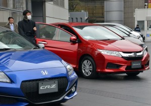 Customers check out vehicles displayed by Japanese auto giant Honda Motor at a Honda showroom in Tokyo on January 29, 2016.  Honda reported a fall in nine-month operating profit due to "quality related costs," seen as linked to an exploding airbag crisis at parts supplier Takata, but said net profit rose. Net profit in the nine months through December rose 2.4 percent to 437.9 billion yen (3.62 billion USD), as sales jumped 11.3 percent to 10.94 trillion yen, the company said in a statement.    AFP PHOTO / Yoshikazu TSUNO 