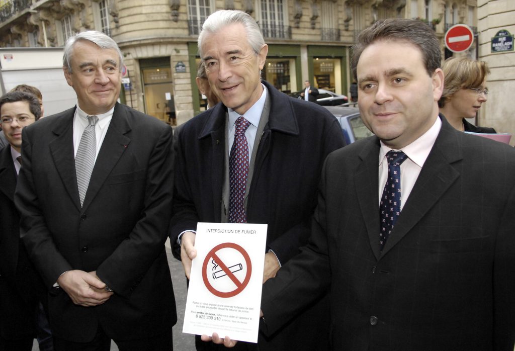 (FromL) French UMP deputy Claude Goasguen, National Education, Higher Education and Research Minister Gilles de Robien and Health and Solidarity Minister Xavier Bertrand pose with a poster, reading: "No Smoking," 30 January 2007 next to a high school in Paris, before a visit to announce a smoking ban in public places. Smoking will be outlawed 01 February 2007 in all workplaces, hospitals, schools and shops, marking the end of the "smokers' corner", as part of the French government's response to a worrying increase in cigarette consumption. AFP PHOTO STEPHANE DE SAKUTIN / AFP PHOTO / STEPHANE DE SAKUTIN