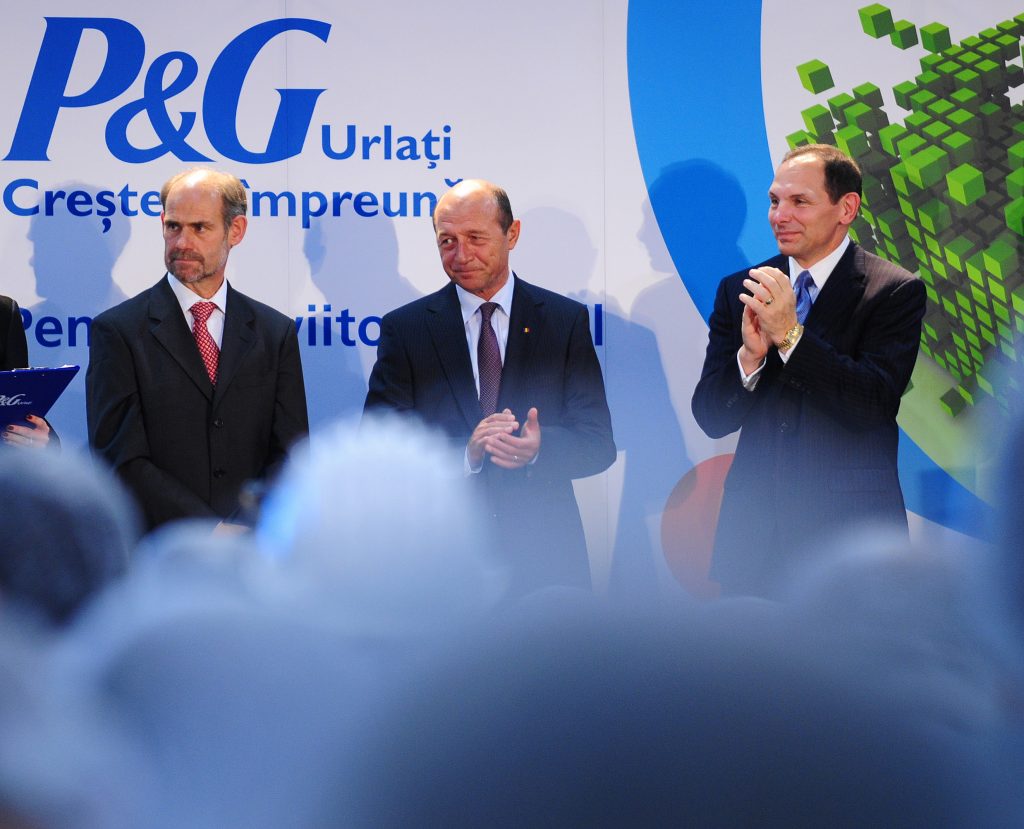 (To go with AFP story by Mihaela Rodina) Urlati Plant Manager, Luc Viaene (L), Romanian President Traian Basescu (C) and Bob MacDonald (R), President and Chief Executive Officer of P&G, stand together during the official inauguration of a new Procter & Gamble plant in Urlati, a city 80km northeast from Bucharest, on September 29, 2010. The new factory will produce hair care products, of which 90 percent will be exported throughout the European Union and Turkey. AFP PHOTO/DANIEL MIHAILESCU / AFP PHOTO / DANIEL MIHAILESCU