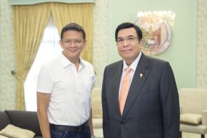 Vice-presidential candidate Senator Francis "Chiz" Escudero poses with Iglesia Ni Cristo Executive Minister Brother Eduardo V. Manalo during his courtesy call at the INC Central Office in Quezon City. (Eagle News Service)