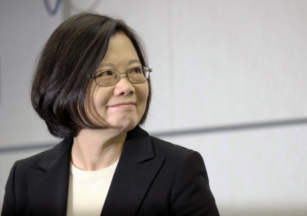 President-elected Tsai Ing-wen listens to Lin Chuan, former finance minister, during a press conference in Taipei on March 15, 2016.  Tsai appointed Chuan as the premier, as she pledged to lift up the slowing economy and launch reforms which she termed as "uphill tasks".  / AFP PHOTO / SAM YEH