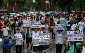 Vietnamese protesters demonstrate against Taiwanese conglomerate Formosa during a rally in downtown Hanoi on May 1, 2016.  Around a thousand people poured into Vietnam's two major cities Hanoi and Ho Chi Minh City to protest against Taiwan's Formosa, which operates a steel plant which they claim is causing mass fish kills due to pollution in Vietnam's central coast. / AFP PHOTO / HOANG DINH NAM