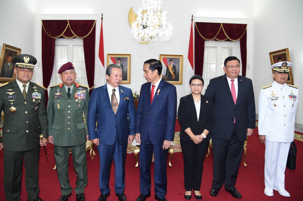 A handout photo from the presidential palace shows Indonesian President Joko Widodo (C) standing for a photo session next to Indonesian Military Chief Gatot Nurmantyo (1st L), Indonesian Foreign Minister Retno Marsudi (3rd R), Malaysia's Military Chief General Zulkifeli Mohd Zin (2nd L), Malaysia's Foreign Minister Anifah Aman (3rd L), Philippines' Foreign Minister Jose Rene D. Almendras (2nd R) and Acting Military Chief Vice Admiral Caesar C. Taccad (1st R) during a trilateral meeting at the Gedung Agung palace in Yogyakarta on May 5, 2016.  Indonesia, Malaysia and the Philippines are to launch a joint patrol in their waters after a recent surge of kidnappings by a radical Islamic group, according to an agreement struck on May 5. / AFP PHOTO / PRESIDENTIAL PALACE / STR / RESTRICTED TO EDITORIAL USE - MANDATORY CREDIT "AFP PHOTO / Presidential Palace" - NO MARKETING NO ADVERTISING CAMPAIGNS - DISTRIBUTED AS A SERVICE TO CLIENTS