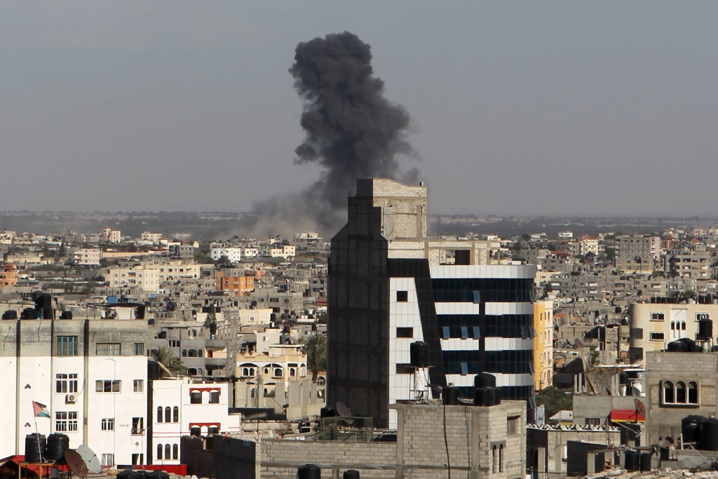 Smoke rises following an Israeli air strike in Rafah, in the southern Gaza Strip, on May 5, 2016. Israeli warplanes struck four new Hamas positions in the southern Gaza Strip, as a flare-up continued to threaten a 2014 ceasefire agreement.  / AFP PHOTO / SAID KHATIB