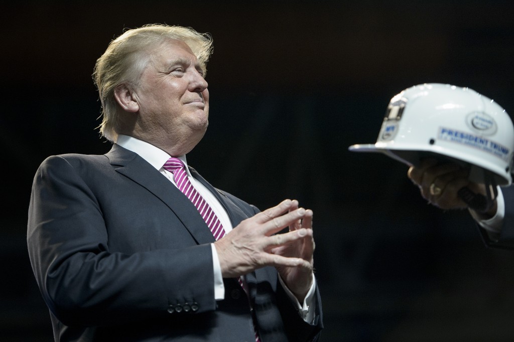 US Republican presidential candidate Donald Trump is given a miner's hat during a rally May 5, 2016 in Charleston, West Virginia. / AFP PHOTO / Brendan Smialowski