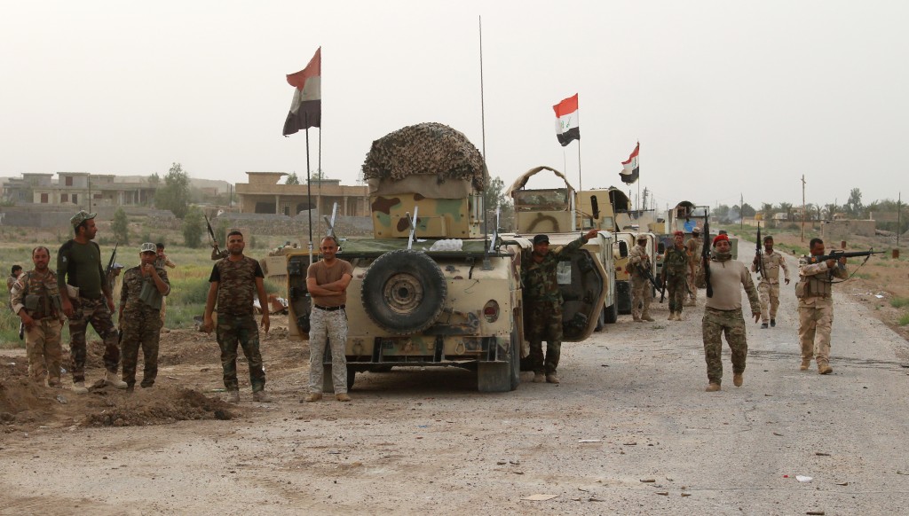 Fighters from the Iraqi pro-government forces part in a military operation against the Islamic State (IS) group near Amriyat al-Fallujah, west of the capital Baghdad in the Anbar province, on May 5, 2016. / AFP PHOTO / MOADH AL-DULAIMI