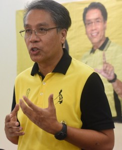 Philppine presidential candidate Mar Roxas of the Liberal Party gestures during a press conference at his campaign headquarters in Manila on May 7, 2016. Mass murder advocate Rodrigo Duterte heads into final rallies on May 7 of an extraordinary Philippine presidential campaign as the shock favourite, but with rivals still a chance to counter his profanity-laced populist tirades. / AFP PHOTO / TED ALJIBE