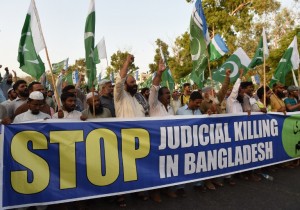 Supporters of Pakistan's Islamist party Jamaat-e-Islami (JI) stage a protest against the execution of the leader of Bangladesh's top Islamist party Jamaat-e-Islami, Motiur Rahman Nizami, in Karachi on May 11, 2016. Clashes erupted in Bangladesh after the execution of a top Islamist leader, heightening tension in a country reeling from a string of killings of secular and liberal activists. Motiur Rahman Nizami, leader of the Jamaat-e-Islami party, was hanged at a Dhaka jail late May 10 for the massacre of intellectuals during the 1971 independence war with Pakistan. / AFP PHOTO / ASIF HASSAN