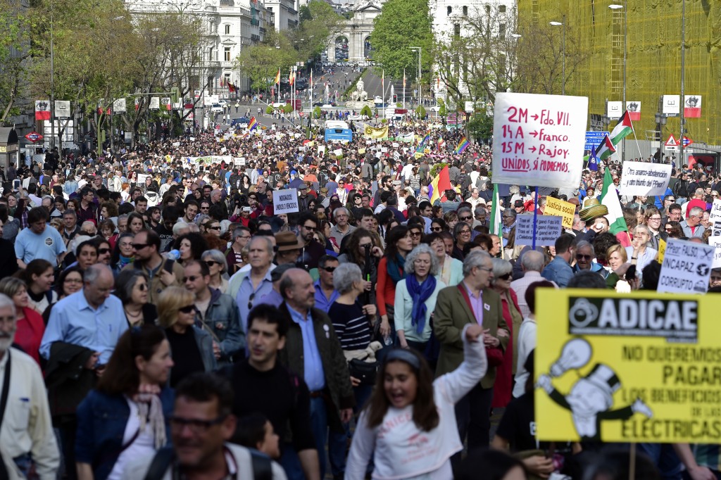 People march during a demonstration to mark the fifth anniversary of the "Indignados" (outrage) movement in Madrid, on May 15, 2016. Thousands of people marched today in the streets of Madrid marking the fifth anniversary of the "Indignados" (outrage) movement, born in Madrid to denounce a too away of the people political class, corruption and austerity, echoing the French movement "Nuit Debout" . / AFP PHOTO / JAVIER SORIANO