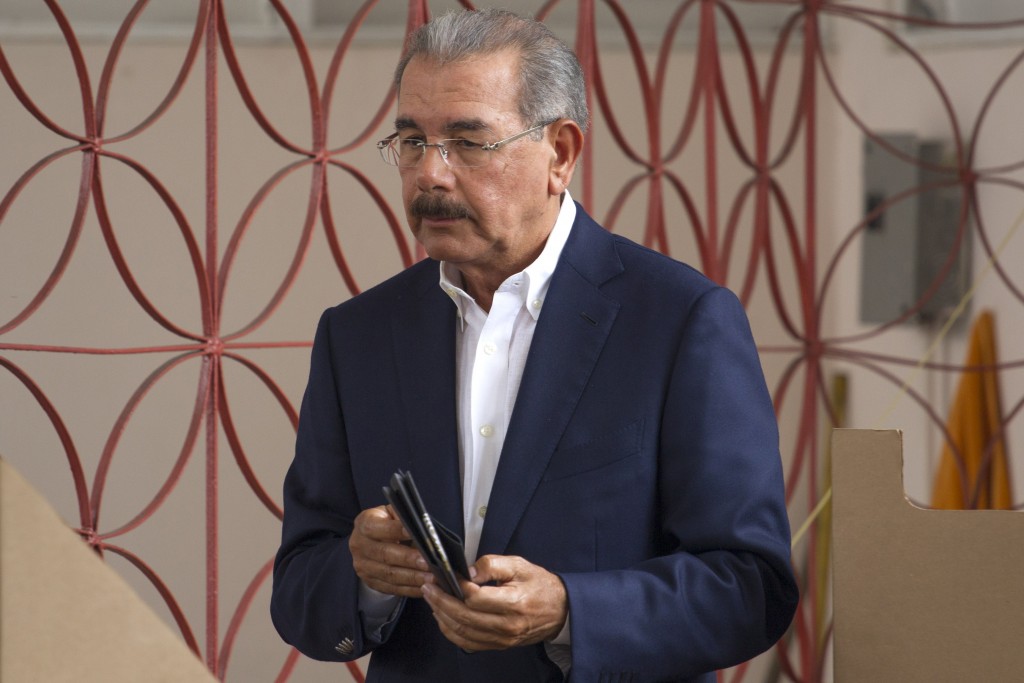 Dominican President and presidential candidate for the Democratic Liberation Party (PLD), Danilo Medina, votes at a polling station in Santo Domingo during general elections on May 15, 2016.   Voting began Sunday in the Dominican Republic's presidential election, where incumbent leader Danilo Medina is tipped to win despite grinding poverty and widespread crime. / AFP PHOTO / ERIKA SANTELICES