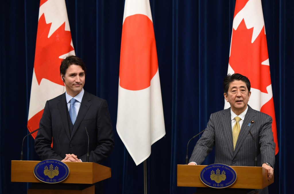 Canadian Prime Minister Justin Trudeau (L) listens to his Japanese counterpart Shinzo Abe (R) ater their talks at Abe's official residence in Tokyo on May 24, 2016.   Trudeau is here to attend the summit meeting of the Group of Seven in Ise-Shima, a place seen by many as Japan's spiritual home. / AFP PHOTO / POOL / TORU YAMANAKA