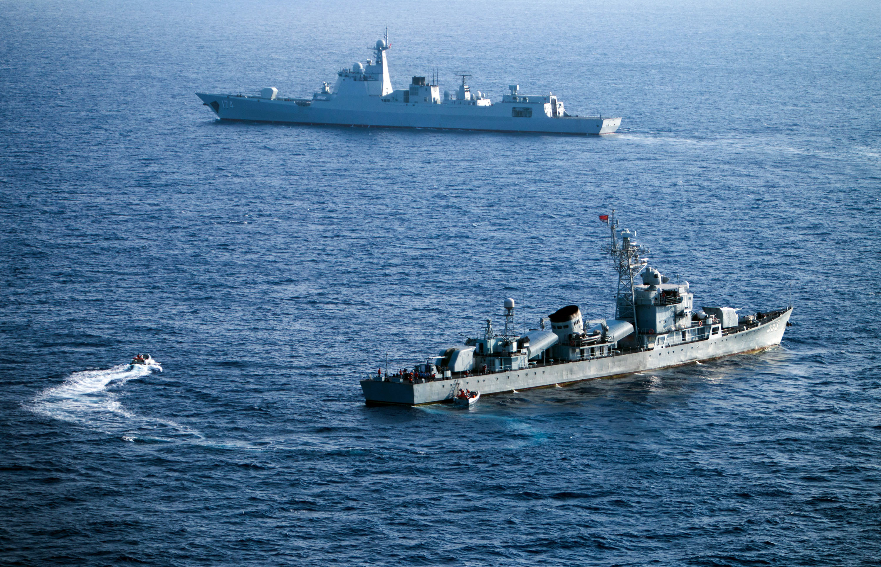 This photo taken on May 5, 2016 shows crew members of China's South Sea Fleet taking part in a drill in the Xisha Islands, or the Paracel Islands in the South China Sea.  Beijing claims sovereignty over almost the whole of the South China Sea, on the basis of a segmented line that first appeared on Chinese maps in the 1940s, pitting it against several neighbours. / AFP PHOTO / STR / China OUT / TO GO WITH AFP STORY CHINA-POLITICS-MARITIME-DIPLOMACY BY BEN DOOLEY