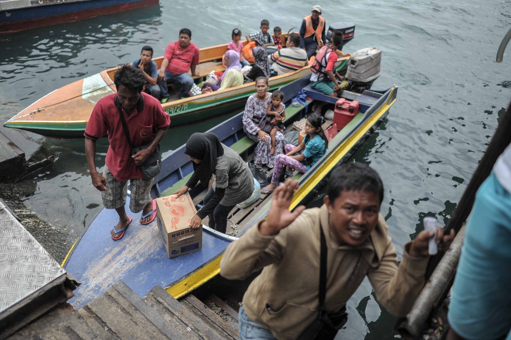 Local villagers use boats as transport from one island to another in Kota Kinabalu, in the Malaysian Borneo state of Sabah on June 14, 2015.     AFP PHOTO / MOHD RASFAN / AFP PHOTO / MOHD RASFAN