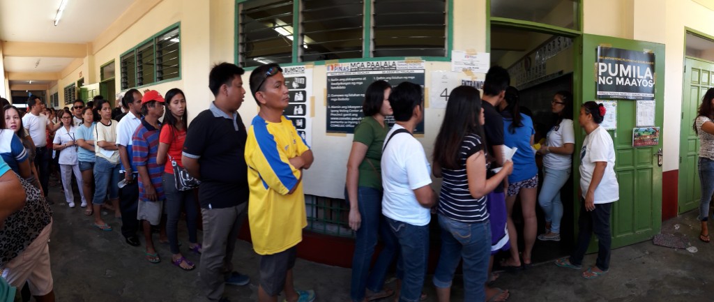 (Large tarpaulins are sprawled across the precinct in Pamplona Uno, Las Piñas City to remind voters of the do’s and dont’s)