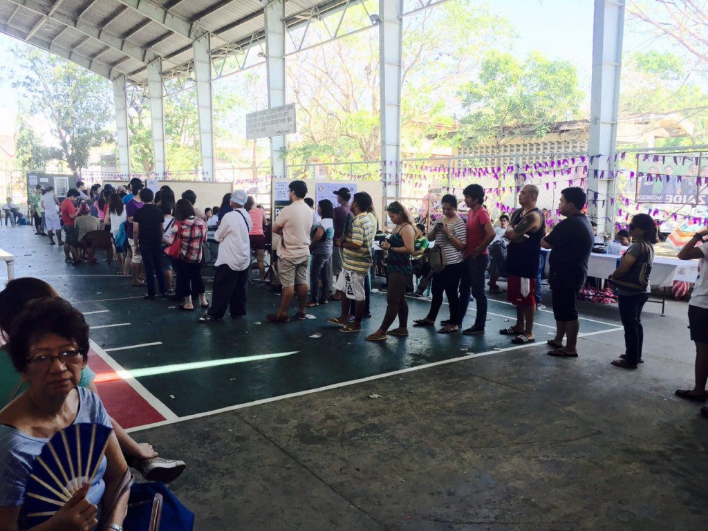 (Long queue caused by a broken VCM in Greenheights Gym San Isidro Sucat, Parañaque City)