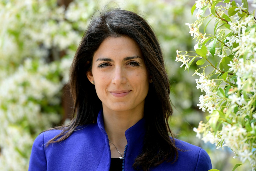 Italian Virginia Raggi, candidate of the Five Star Movement (M5S) for the election of mayor of Rome, poses on May 19, 2016 during an interview in Rome.  / AFP PHOTO / Vincenzo PINTO