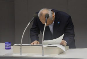 Embattled Tokyo governor Yoichi Masuzoe bows at the Tokyo metropolitan assembly on June 1, 2016. The head of 2020 Olympic host city Tokyo came under fire as he apologised June 1 over his lavish spending of public money on staying in spas and buying pyjamas. / AFP PHOTO / JIJI PRESS / STR / Japan OUT