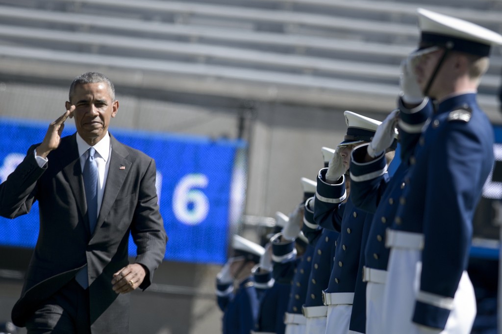 US President Barack Obama arrives for a graduation ceremony at the US Air Force Academy's Falcon Stadium June 2, 2016 in Colorado Springs, Colorado. / AFP PHOTO / Brendan Smialowski