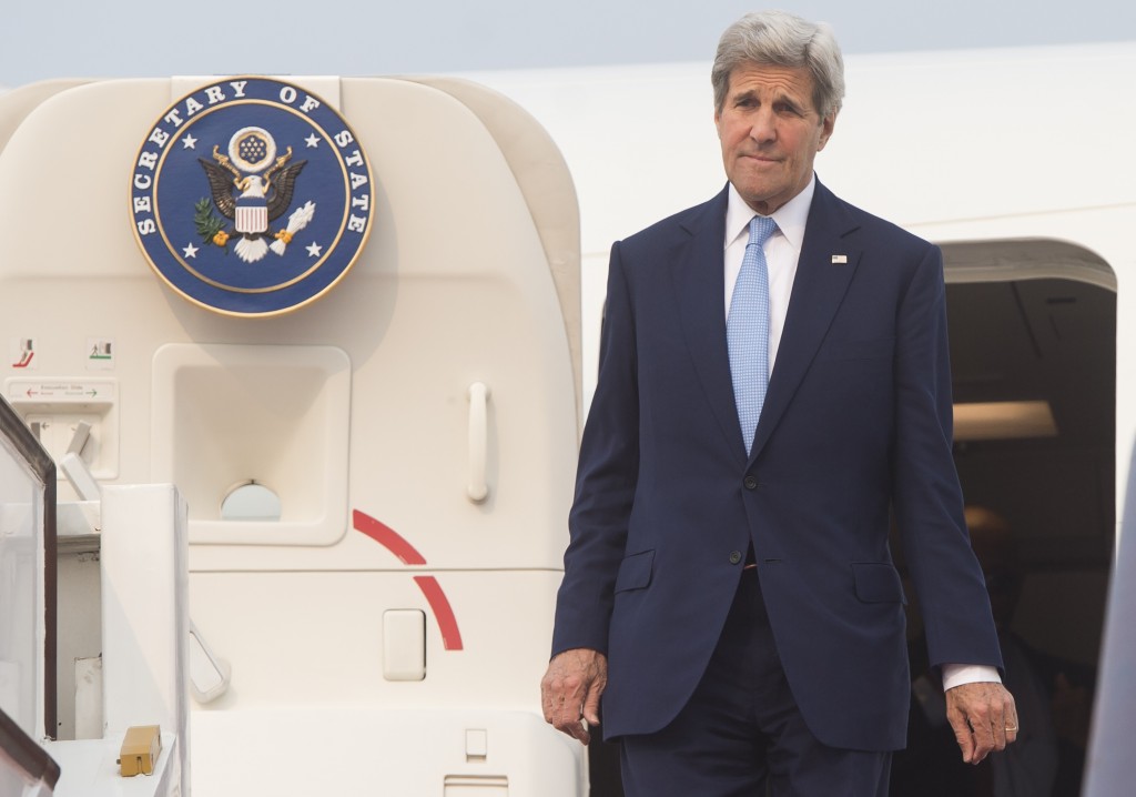 US Secretary of State John Kerry disembarks from his airplane upon arrival at Beijing International Airport in Beijing on June 5, 2016. / AFP PHOTO / POOL / SAUL LOEB