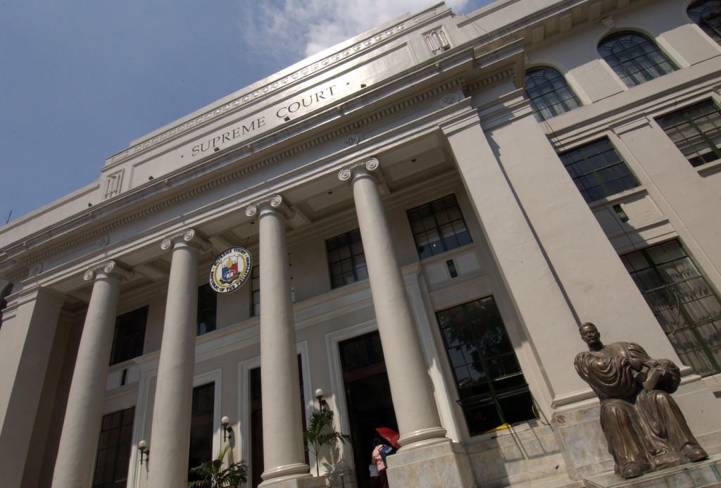 In this photo taken 25 October 2006 shows the Philippine Supreme Court building in Manila. The High Court issued its decision against the "People Initiative"  25 October 2006 a move to change the Philippine presidential system to a uniccameral parliamentary government.  The 15 supreme court judges voted 8-7 against the "People Initiative," to amend the 1987 constitution, dealing a blow to President Gloria Arroyo's economic agenda.   AFP PHOTO    ROMEO GACAD / AFP PHOTO / ROMEO GACAD