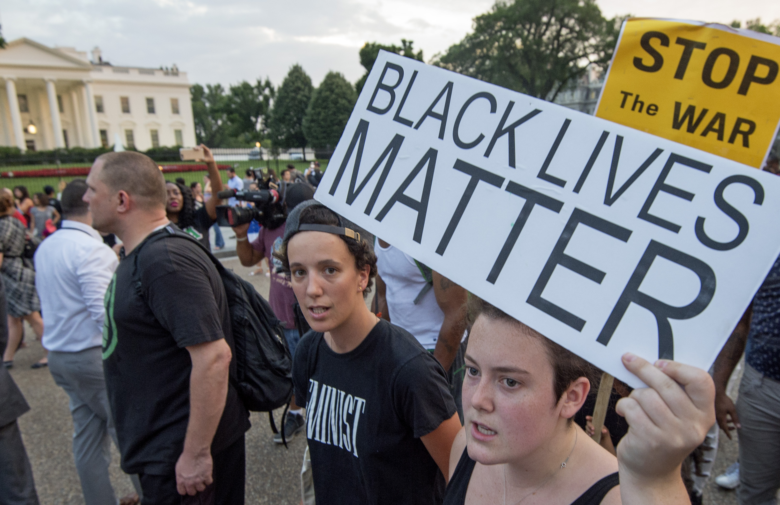 Protestors rally outside the White House in Washington, DC on July 7, 201. Black motorist Philando Castile, 32, a school cafeteria worker, was shot at close range by a Minnesota cop and seen bleeding to death in a graphic video shot by his girlfriend that went viral Thursday, the second fatal police shooting to rock America in as many days. / AFP PHOTO / PAUL J. RICHARDS