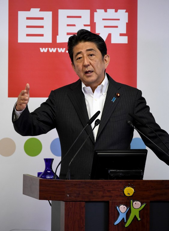 Japanese Prime Minister Shinzo Abe speaks during a press conference following the upper house elections at his ruling Leberal Democratic Party headquarters in Tokyo on July 11, 2016. Abe has claimed victory in the elections, giving a boost to his long-cherished desire to water down the country's pacifist constitution. / AFP PHOTO / TOSHIFUMI KITAMURA