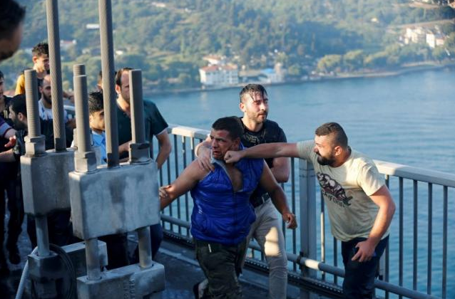  A civilian beats a soldier after troops involved in the coup surrendered on the Bosphorus Bridge in Istanbul, Turkey July 16, 2016. Reuters/Murad Sezer 