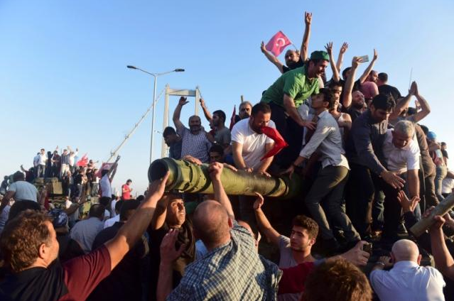  Supporters of Tukish President Tayyip Erdogan celebrate after soldiers involved in the coup surrendered on the Bosphorus Bridge in Istanbul, Turkey July 16, 2016. Reuters/Yagiz Karahan 