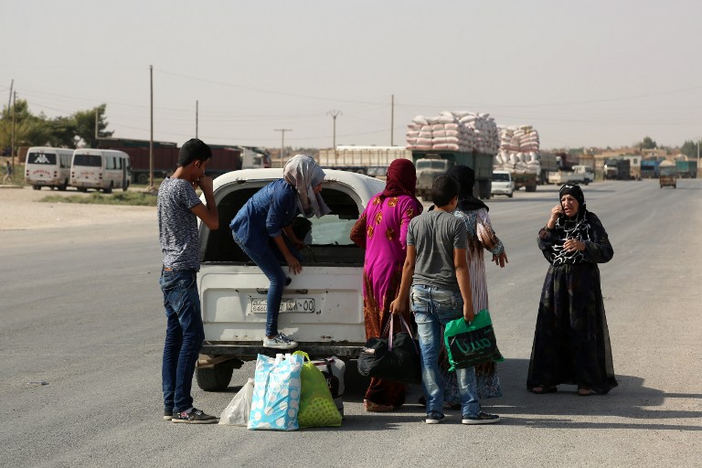 Syrian Kurdish civilians flee reported shelling in the northeastern governorate of Hasakah, toward the city of Qameshli, on August 19, 2016. Syrian regime warplanes bombarded the northeastern city of Hasakeh for the second day on Friday, targeting positions held by Kurdish forces, the Syrian Observatory for Human Rights  and a journalist in the city said.  / AFP PHOTO / DELIL SOULEIMAN