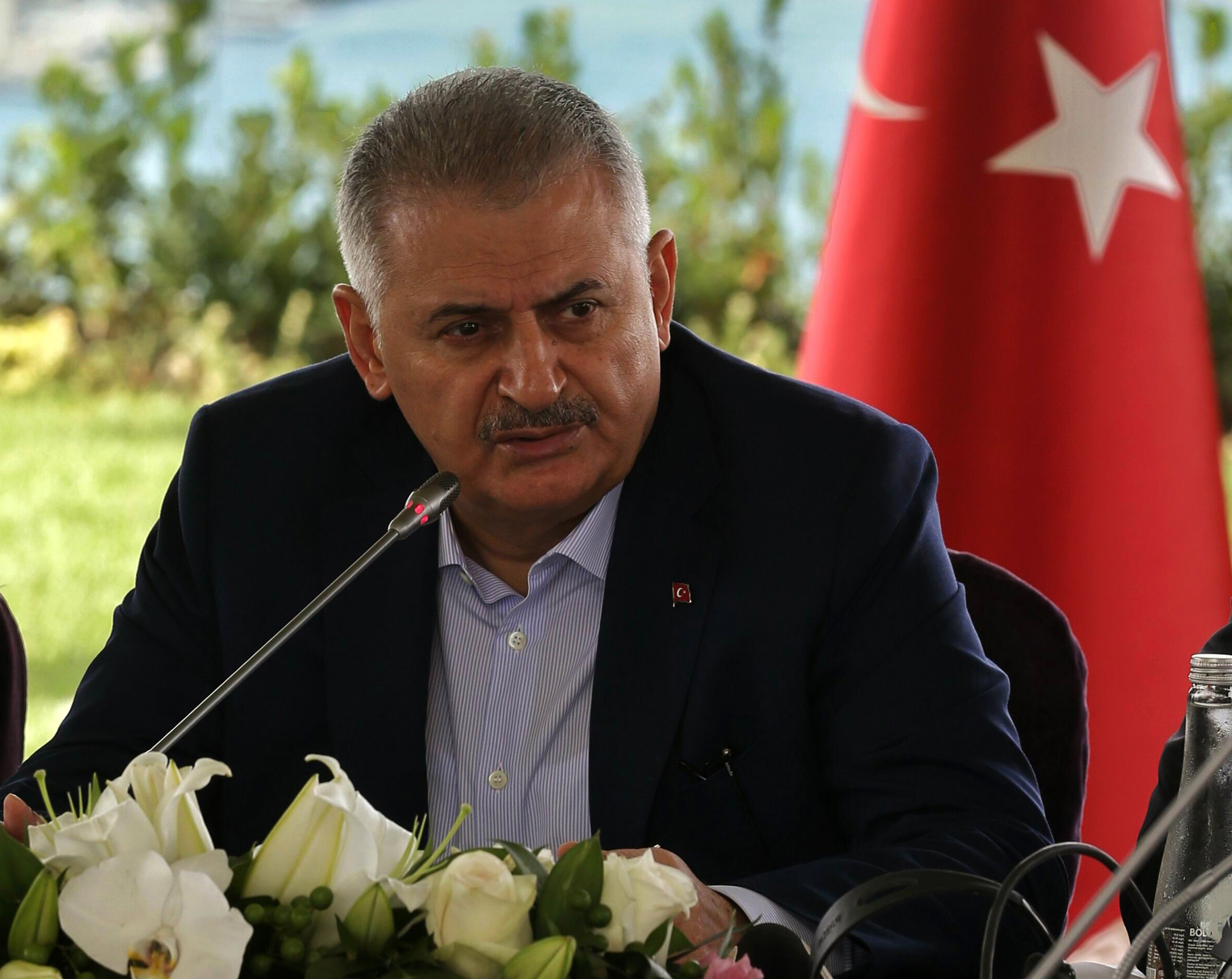 This handout photo taken and released on August 20, 2016 by the Turkish Prime Minister Press Office shows Turkey's Prime Minister Binali Yildirim speaking during a meeting with foreign media representatives in Istanbul. Prime Minister Binali Yildirim on August 20 insisted the United States was Turkey's "strategic partner, not our enemy" despite Ankara's anger at Washington for failing to extradite Fethullah Gulen, whom it blames for last month's failed coup. / AFP PHOTO / TURKISH PRIME MINISTRE PRESS OFFICE / HAKAN GOKTEPE / RESTRICTED TO EDITORIAL USE - MANDATORY CREDIT "AFP PHOTO / TURKISH PRIME MINISTER OFFICE/ HAKAN GOKTEPE " - NO MARKETING - NO ADVERTISING CAMPAIGNS - DISTRIBUTED AS A SERVICE TO CLIENTS