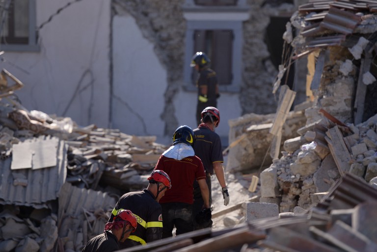 Volunteers join rescue and emergency services personnel during search and rescue operations in Amatrice on August 24, 2016 after a powerful earthquake rocked central Italy.    A powerful earthquake rattled a remote area of central Italy, leaving at least 120 people dead and and some 368 injured amongst scenes of carnage in mountain villages.    / AFP PHOTO / FILIPPO MONTEFORTE