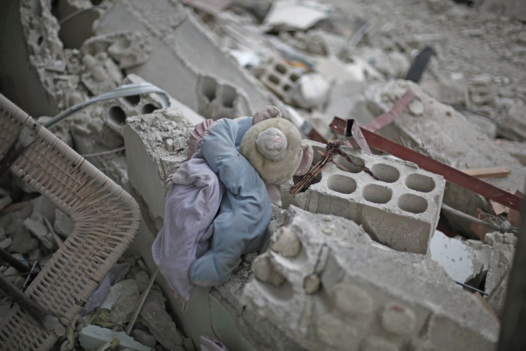 In East Ghouta, Syria, rural Damascus, a child's plush toy lies in the rubble of a destroyed building (file photo). Credit: UNICEF/UN013166/Al Shami