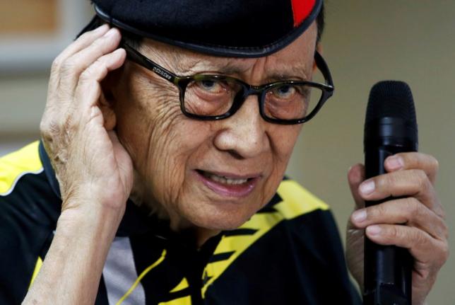 Former Philippine President Fidel Ramos gestures as he speaks to journalists during a trip to Hong Kong, China after the Hague court's ruling over the maritime dispute in South China Sea, August 9, 2016. REUTERS/Tyrone Siu