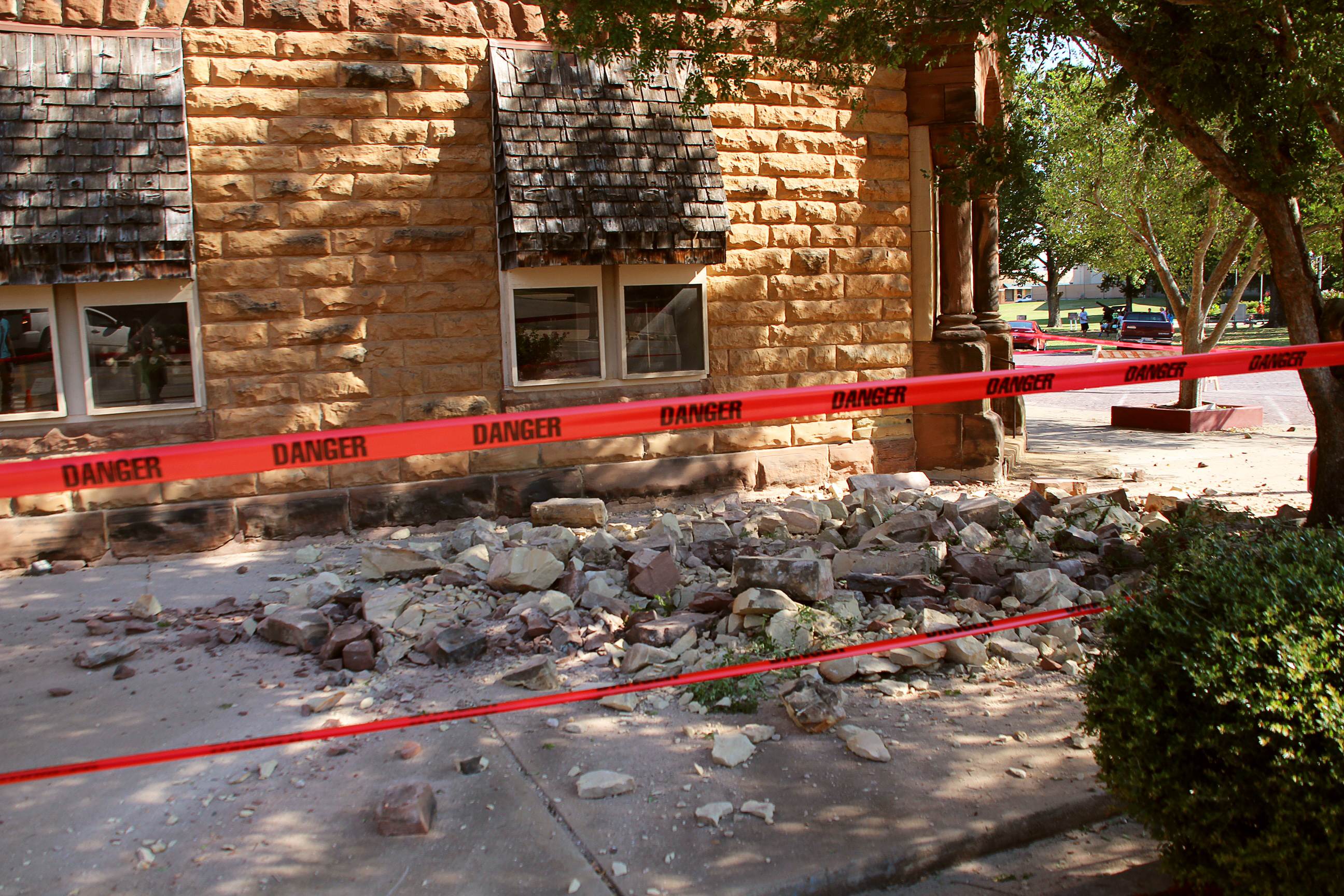 Stonework litters the sidewalk outside an empty jewelry store at the corner of Sixth and Harrison in Pawnee, Oklahoma, U.S. September 3, 2016 after a 5.6 earthquake struck near the north-central Oklahoma town.  REUTERS/Lenzy Krehbiel-Burton