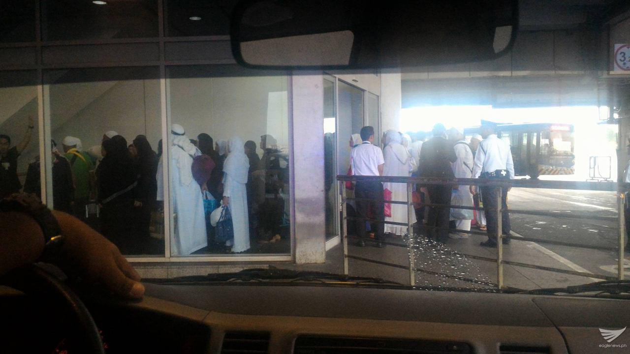 (Contributed photo of disembarking passengers of Saudia Airlines Flight SV 872 at the NAIA) 