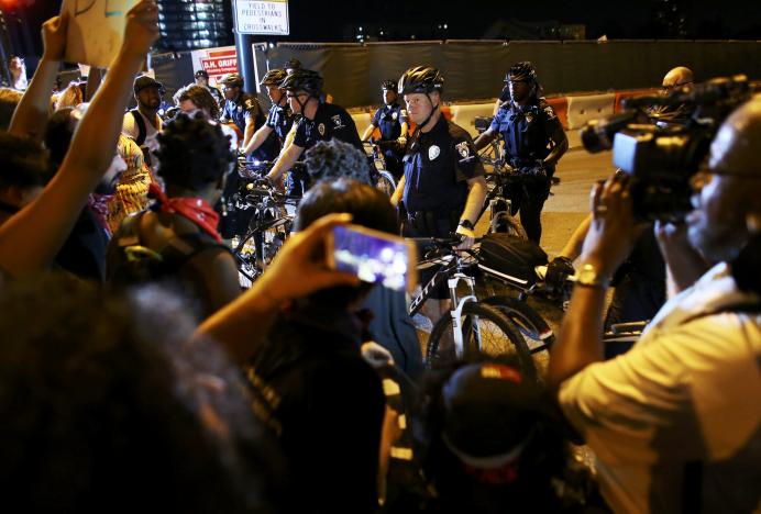 Protesters confront police officers during another night of protests over the police shooting of Keith Scott in Charlotte, North Carolina, U.S. September 24, 2016.  REUTERS/Mike Blake