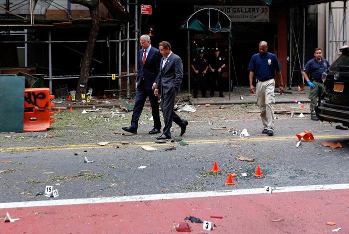 New York Mayor Bill de Blasio (L) and New York Governor Andrew Cuomo (R) tour the site of an explosion that occurred on Saturday night in the Chelsea neighborhood of New York, USA,September 18, 2016. REUTERS/Justin Lane/Pool