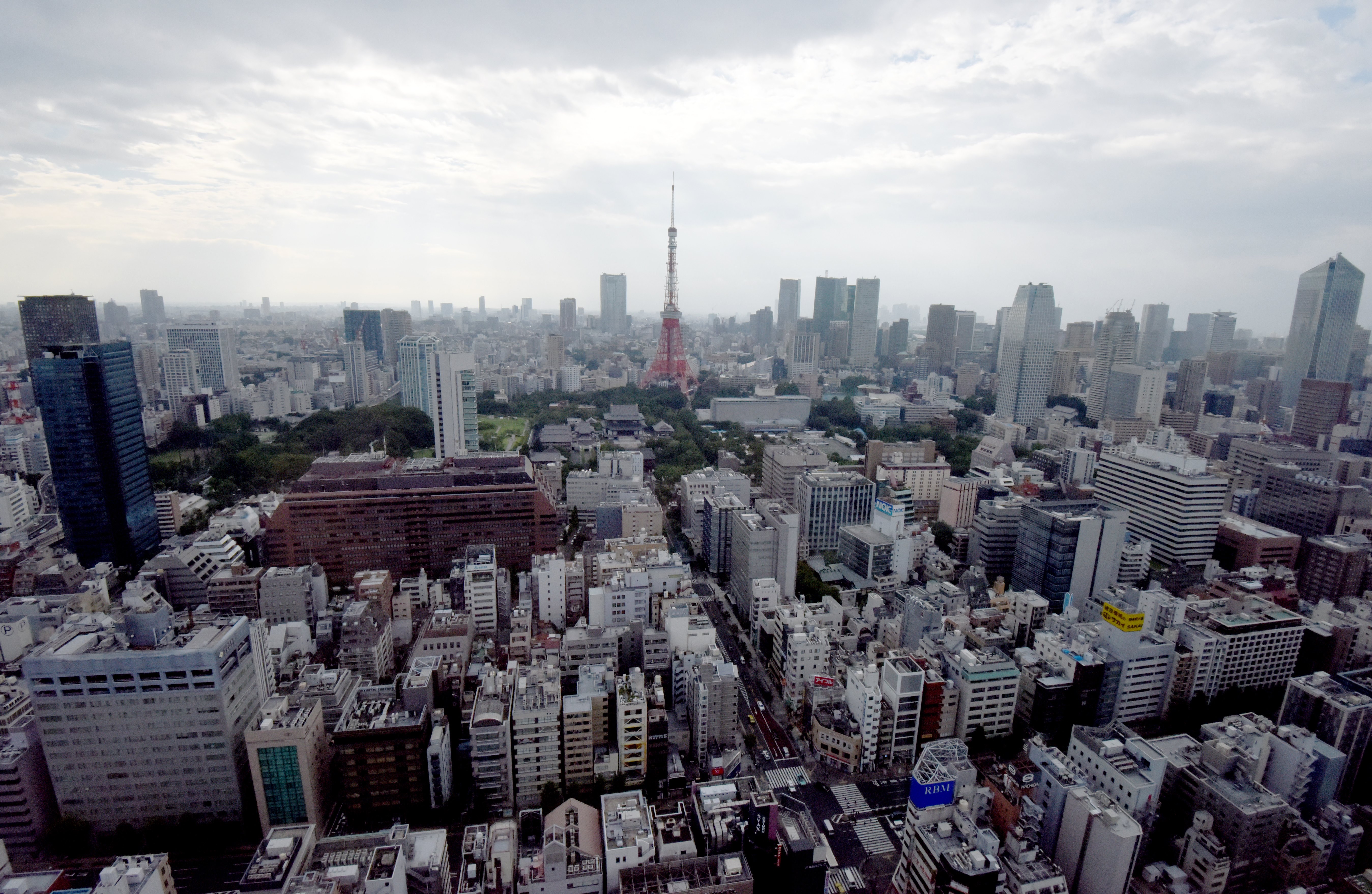 A general view of the Tokyo city centre is seen on August 15, 2016.  Japan's economy stalled in the April-June quarter, data showed, missing market forecasts and rekindling worries about the government's faltering bid to stoke a recovery. / AFP PHOTO / TORU YAMANAKA