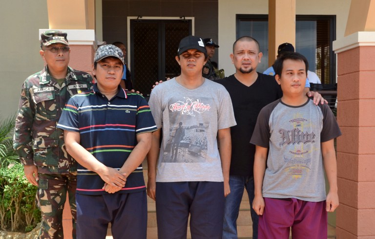 Sulu Governor Sakur Tan (2nd R) stands beside Indonesian sailors Edi Suryono (2nd L), Muhammad Mabrur Dahri (C) and Ferry Arifin (R) in the town of Jolo on the southern island of Mindanao in October 2, 2016. Islamic militants in the Philippines have freed three Indonesian sailors abducted at sea, officials said on October 2, in the latest release by the Abu Sayyaf group after a kidnapping spree in the restive south. / AFP PHOTO / STR