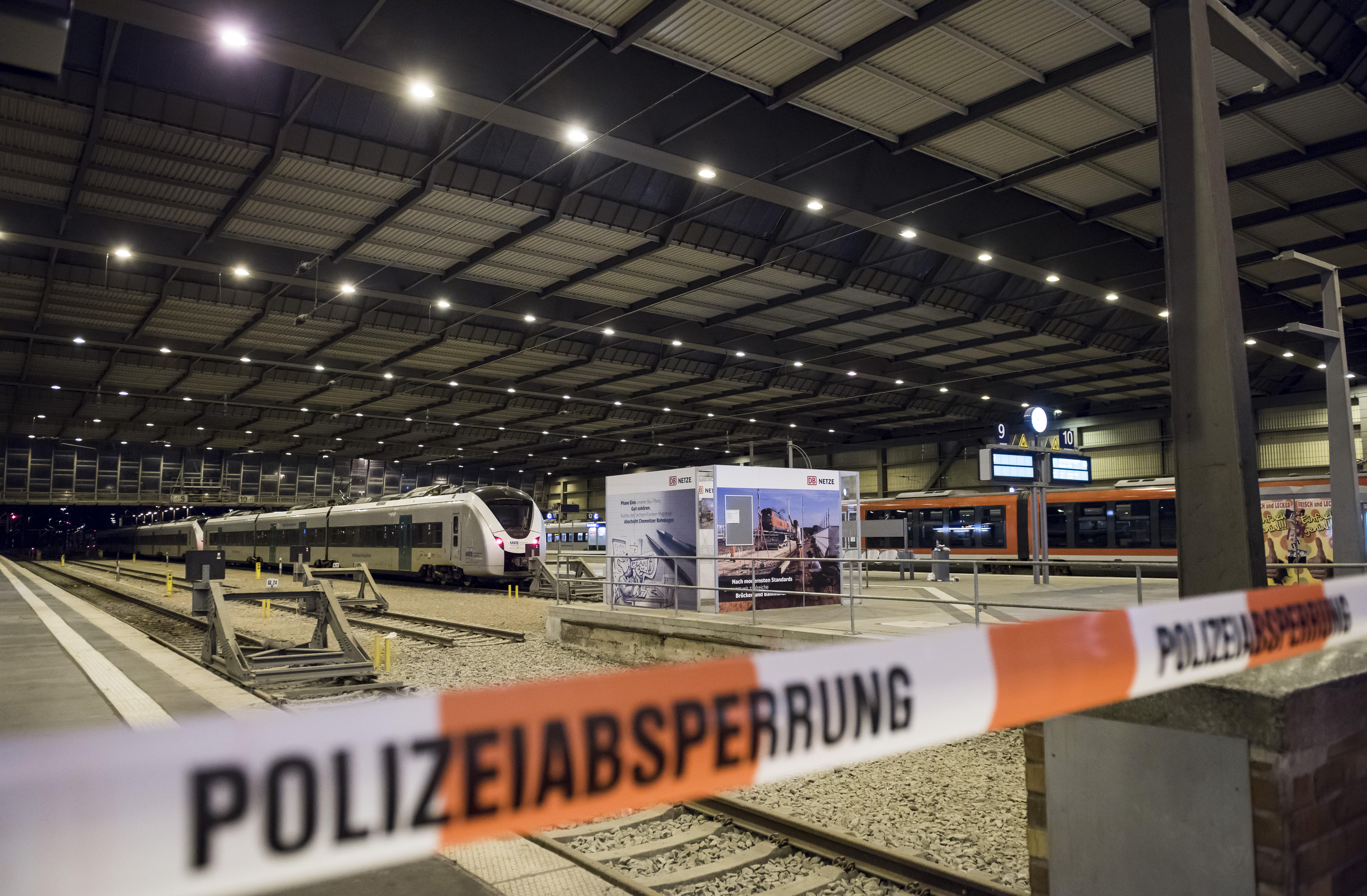 Police has cordoned off a platform of the train station in Chemnitz, eastern Germany, on October 8, 2016. Two persons were arrested at the train station in connection with the case of a Syrian suspected of planning a bomb attack. German police found "highly explosive" materials in the apartment of the wanted man who still is the target of a manhunt. / AFP PHOTO / Jens-Ulrich Koch