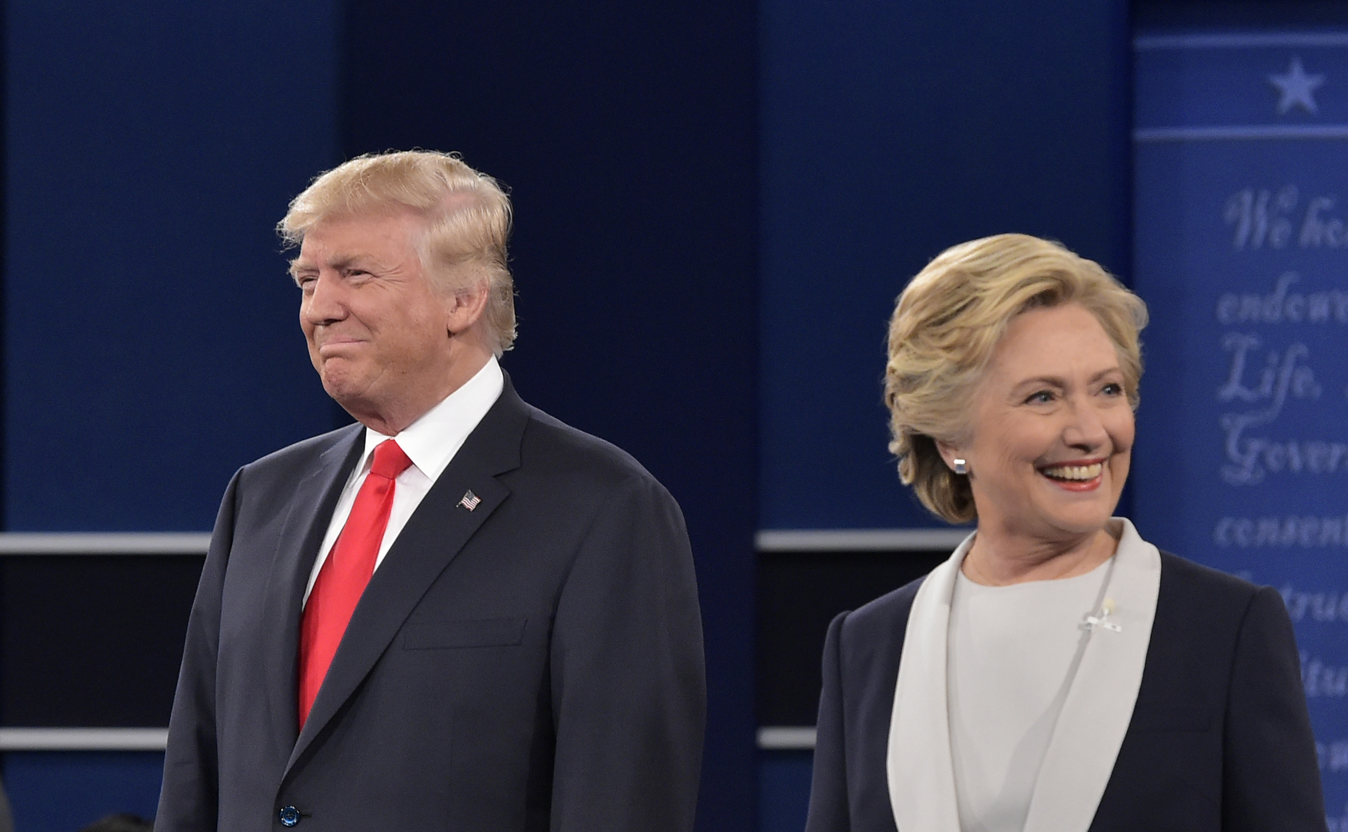 Republican presidential nominee Donald Trump and Democratic presidential nominee Hillary Clinton arrive on stage for the second presidential debate at Washington University in St. Louis, Missouri on October 9, 2016. / AFP PHOTO / MANDEL NGAN