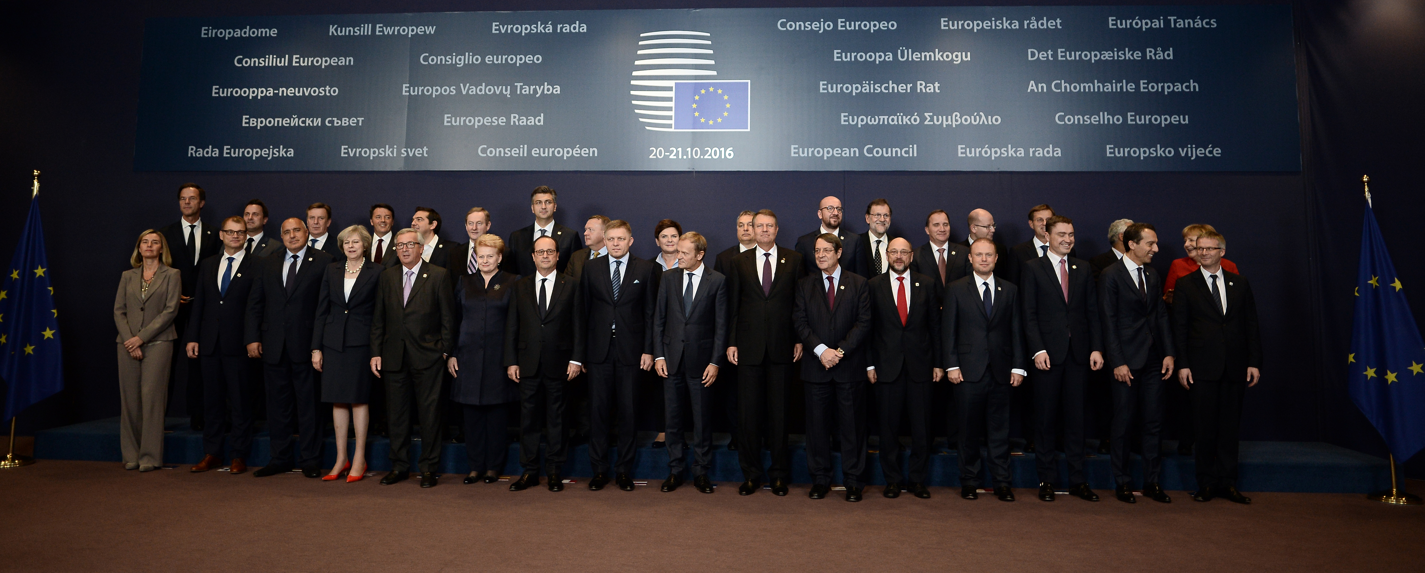 European leaders pose for a family picture during an European Union summit to discuss Syria, relations with Russia, trade and migration, on October 20, 2016 at the European Council, in Brussels. / AFP PHOTO / STEPHANE DE SAKUTIN