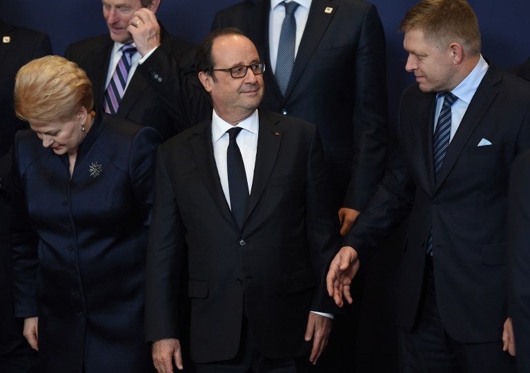 France's President Francois Hollande (C) speaks with Slovakia's Prime minister Robert Fico (R), flanked by Lithuania's President Dalia Grybauskaite (L), prior to a family picture during an European Union summit to discuss Syria, relations with Russia, trade and migration, on October 20, 2016 at the European Council, in Brussels. / AFP PHOTO / STEPHANE DE SAKUTIN