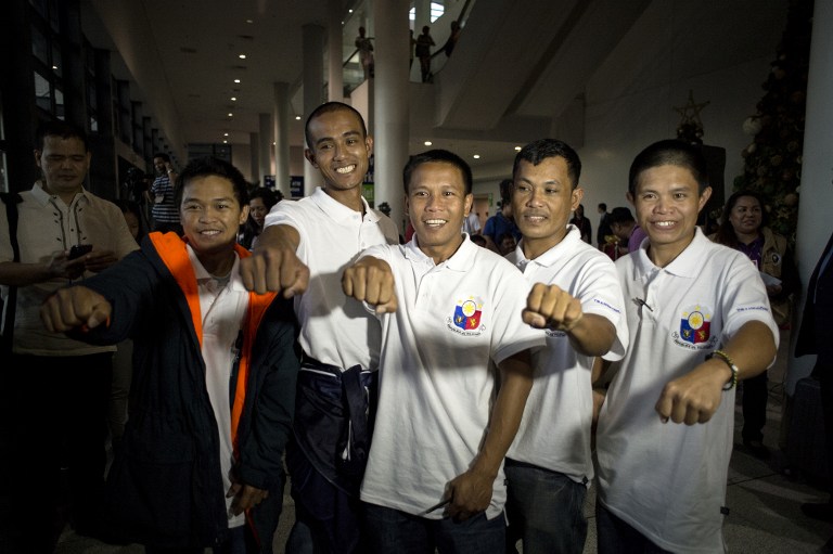 (L-R) Filipino fishermen Antonio Libres, Arnel Balbero, Ferdinand Dalit, Elmer Balbero and Akes Edwas, who were held hostage for nearly five years by Somali pirates, pose for a picture after they arrived at Manila International Airport on October 28, 2016. Five Filipino fishermen held hostage along with 21 others for nearly five years by Somali pirates returned home on October 28. The men were among 26 hostages freed on October 23 who belonged to the crew of Naham 3, an Omani-flagged vessel that was seized south of the Seychelles in March 2012. / AFP PHOTO / NOEL CELIS