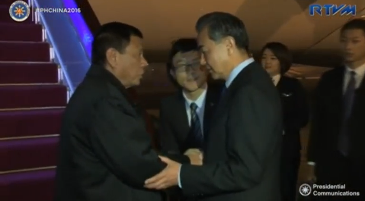 Philippine president Rodrigo Duterte is welcomed by Chinese officials led by Chinese foreigm minister Wang Yi. (Photo grabbed from RTVM video)