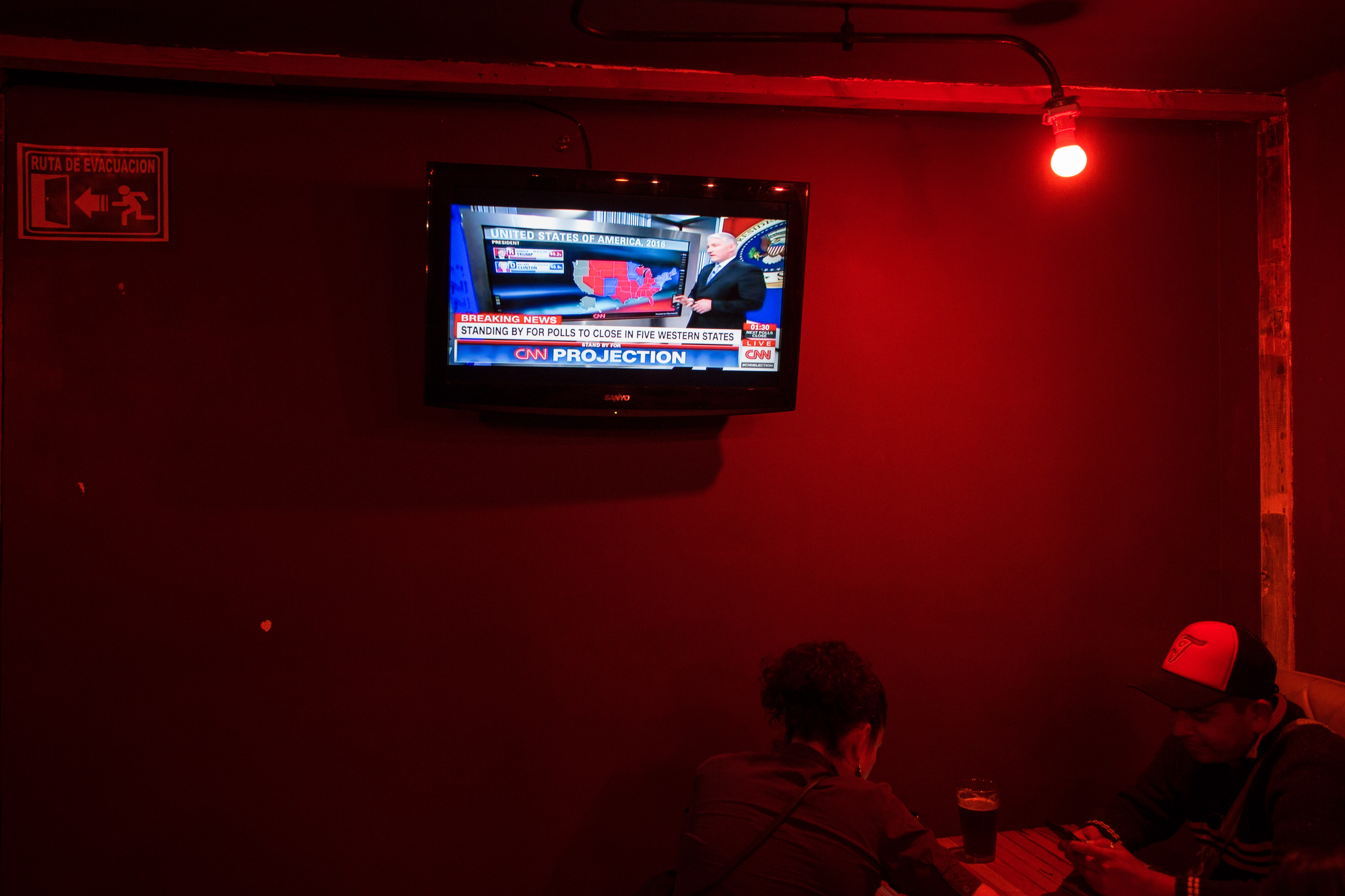 Televised coverage of the US presidential election is seen at a restaurant on November 8, 2016 in Tijuana, northwestern Mexico. / AFP PHOTO / GUILLERMO ARIAS