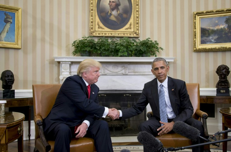 US President Barack Obama shakes hands as he meets with Republican President-elect Donald Trump (L) on transition planning in the Oval Office at the White House on November 10, 2016 in Washington,DC.  / AFP PHOTO / JIM WATSON